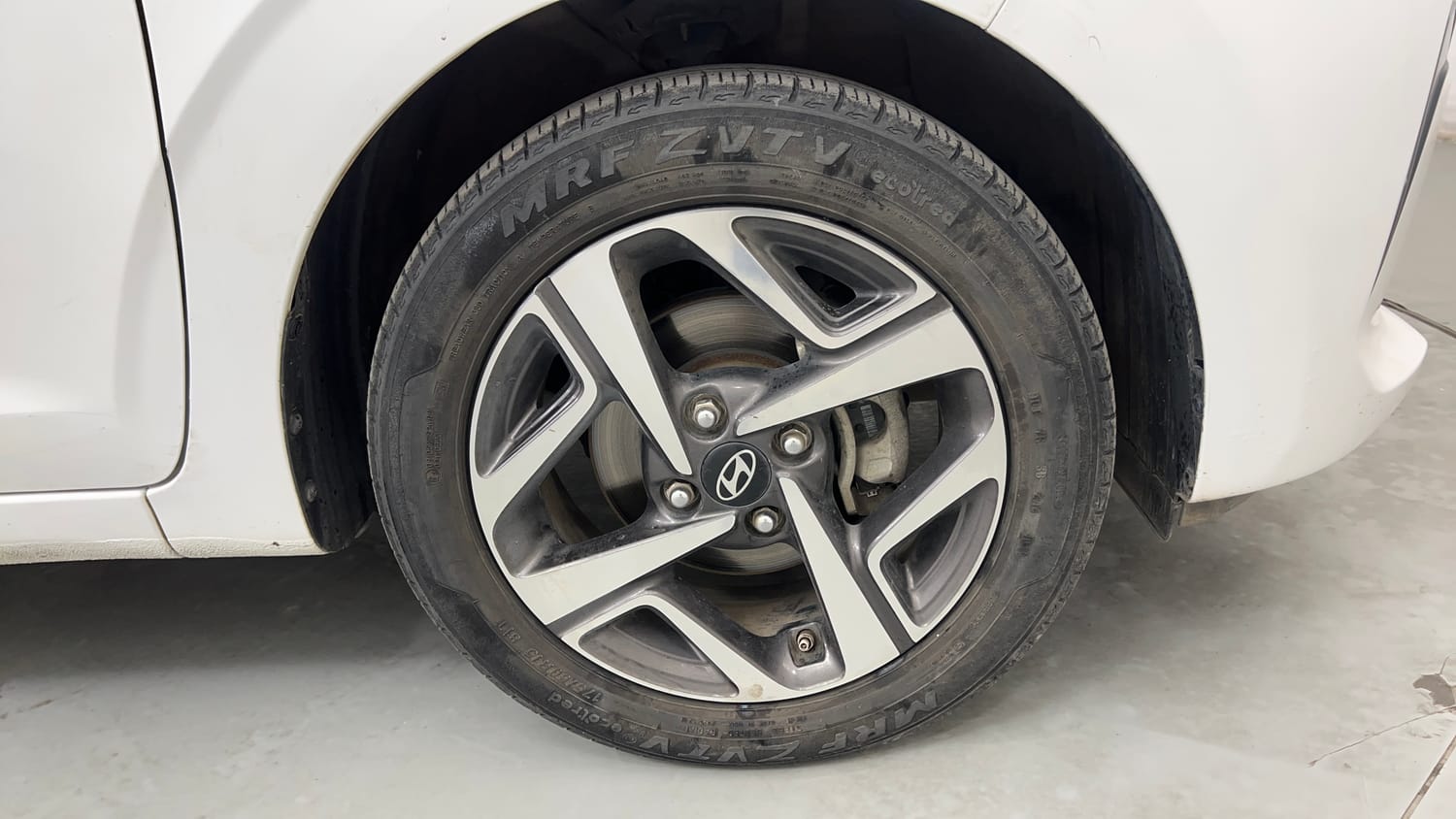 Used 2023 Hyundai Aura SX 1.2 CNG Cng Manual tyres RIGHT FRONT TYRE RIM VIEW