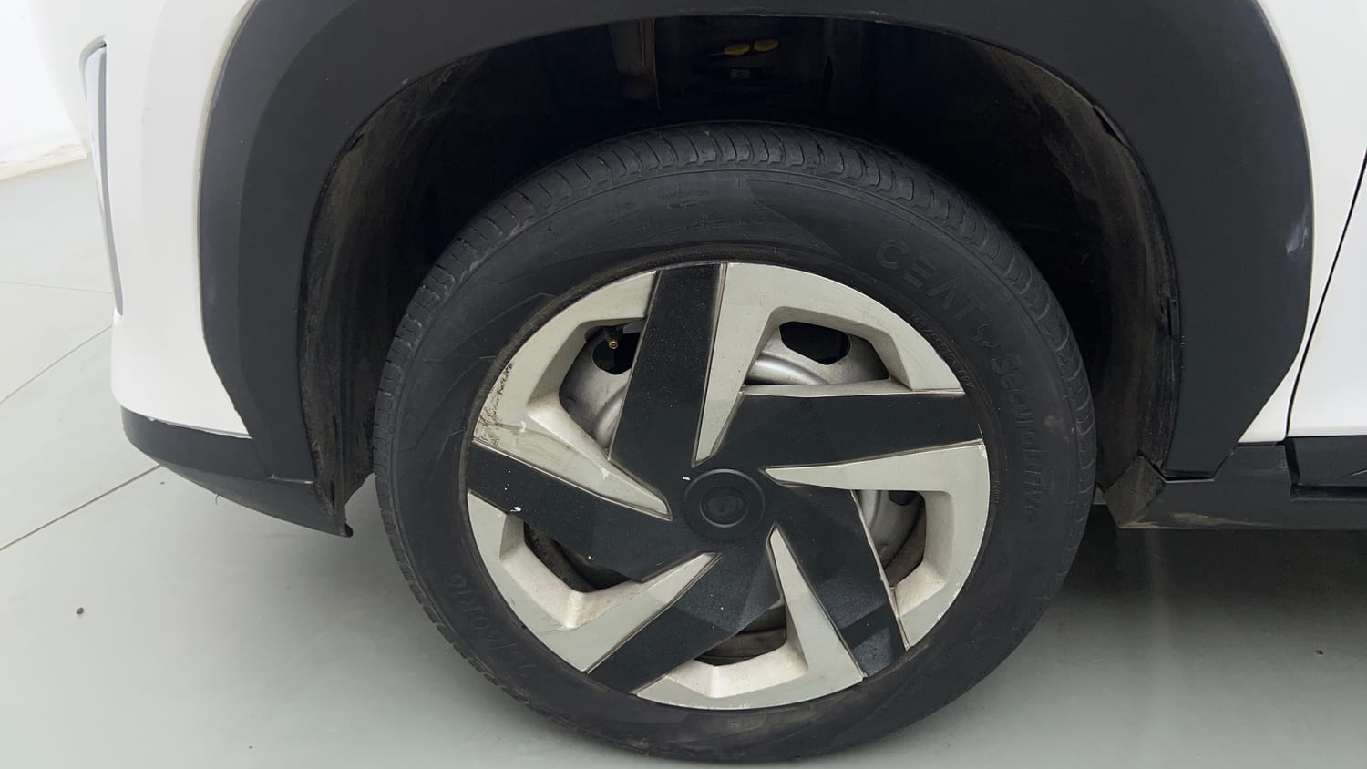 Used 2022 Nissan Magnite XE Petrol Manual tyres LEFT FRONT TYRE RIM VIEW