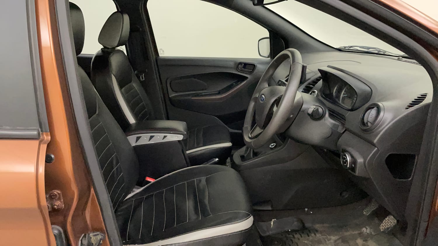 Used 2020 Ford Freestyle Titanium Plus 1.2 Ti-VCT Petrol Manual interior RIGHT SIDE FRONT DOOR CABIN VIEW
