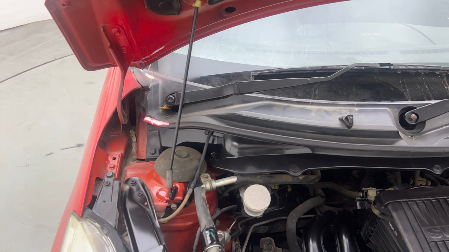 Used 2015 Maruti Suzuki Swift VXi Petrol Manual engine ENGINE RIGHT SIDE HINGE & APRON VIEW
