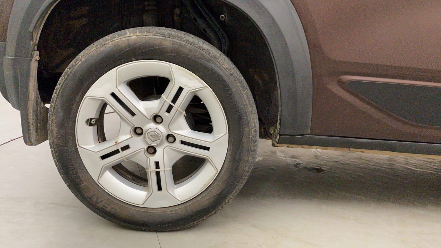 Used 2022 Renault Kiger RXT AMT Petrol Automatic tyres RIGHT REAR TYRE RIM VIEW