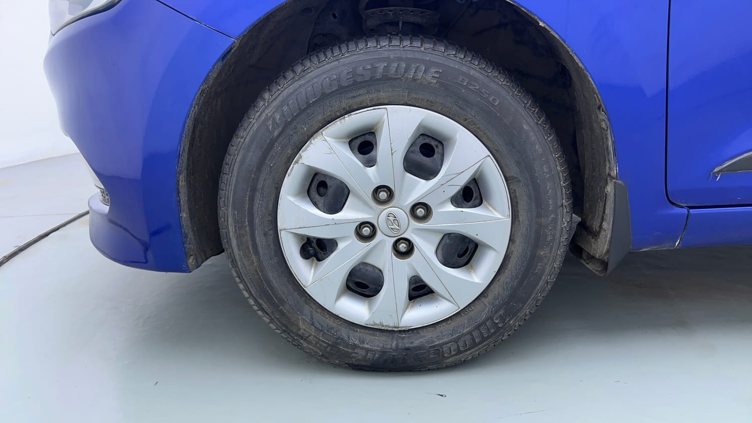 Used 2014 Hyundai Elite i20 Sportz 1.2 Petrol Manual tyres LEFT FRONT TYRE RIM VIEW