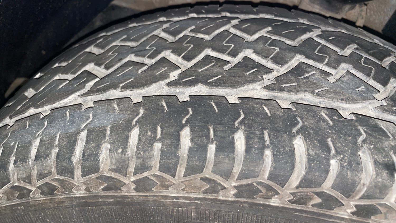 Used 2016 Mahindra XUV500 W4 Diesel Manual tyres LEFT FRONT TYRE TREAD VIEW
