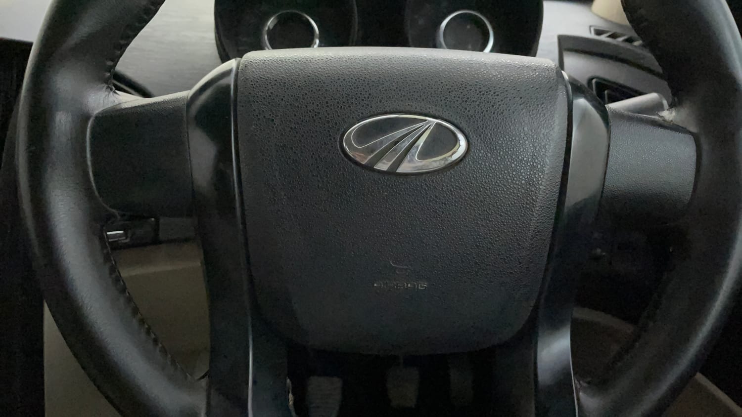 Used 2016 Mahindra XUV500 W4 Diesel Manual top_features Airbags