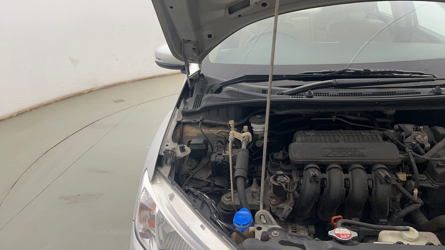 Used 2015 Honda City VX Petrol Manual engine ENGINE RIGHT SIDE HINGE & APRON VIEW