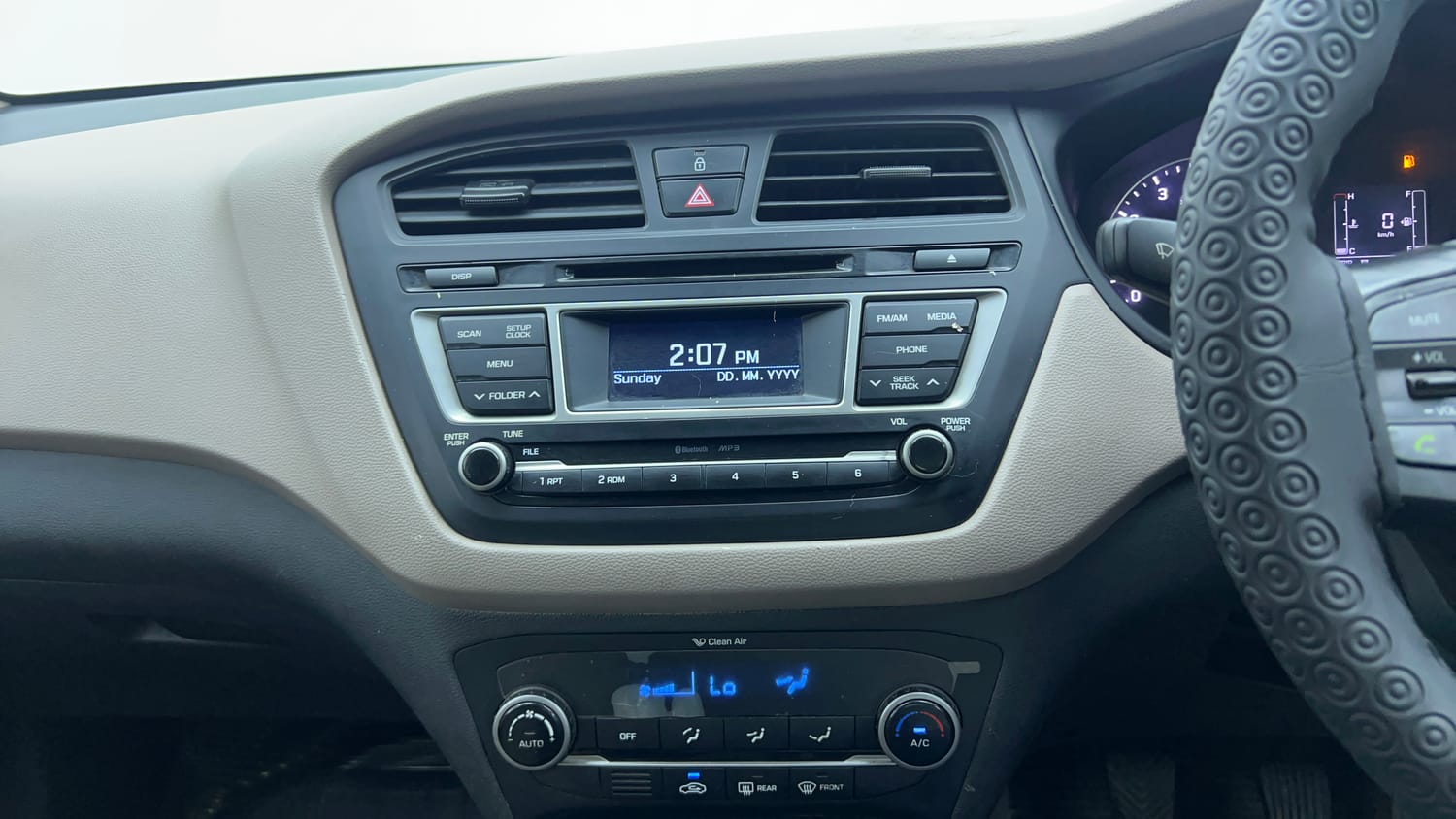 Used 2014 Hyundai Elite i20 Sportz 1.2 Petrol Manual top_features Integrated (in-dash) music system
