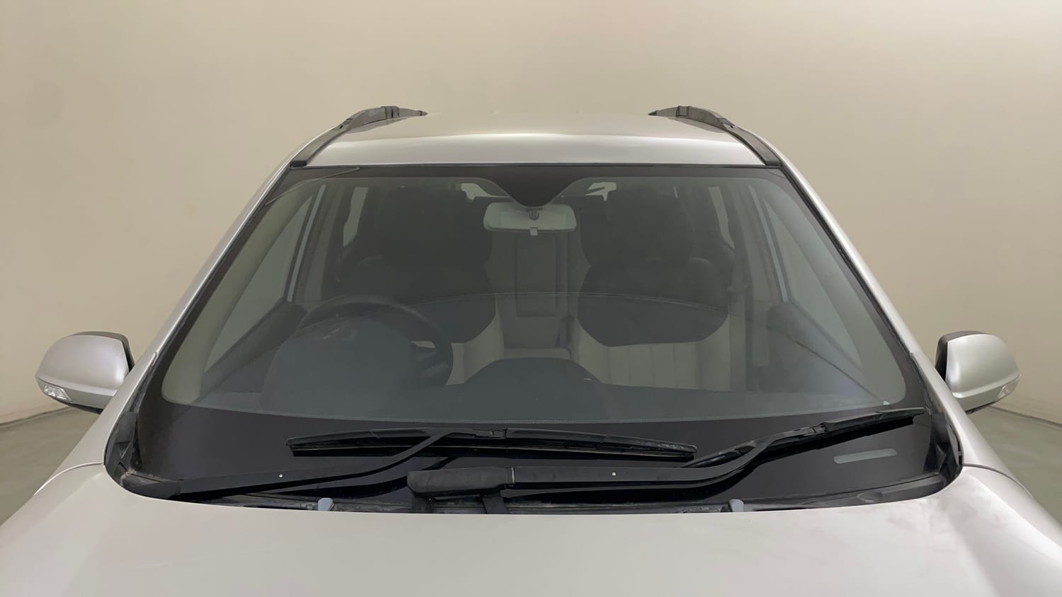 Used 2016 Mahindra XUV500 W4 Diesel Manual exterior FRONT WINDSHIELD VIEW