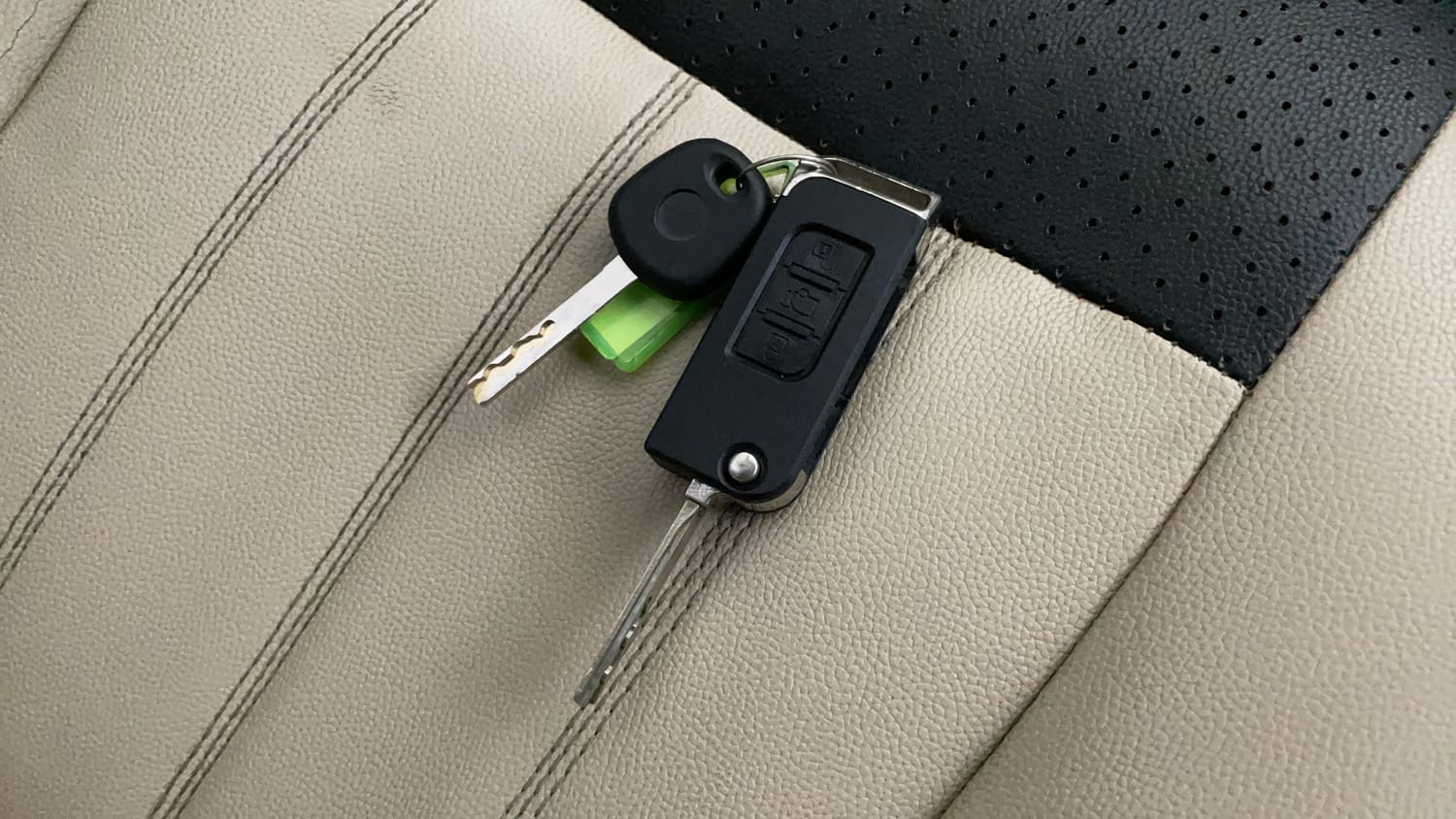 Used 2016 Mahindra XUV500 W4 Diesel Manual extra CAR KEY VIEW