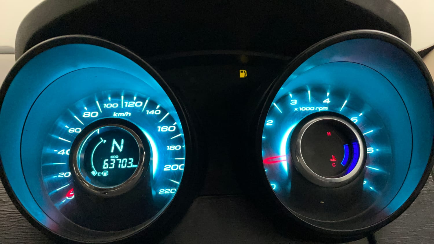 Used 2016 Mahindra XUV500 W4 Diesel Manual interior CLUSTERMETER VIEW