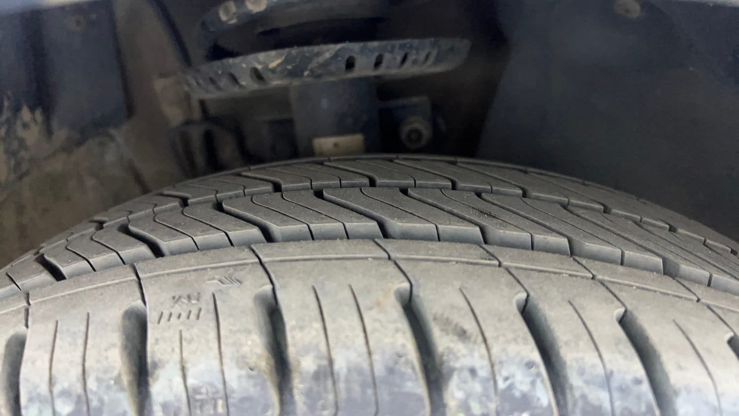 Used 2017 Volkswagen Ameo Highline1.2L (P) Petrol Manual tyres RIGHT FRONT TYRE TREAD VIEW