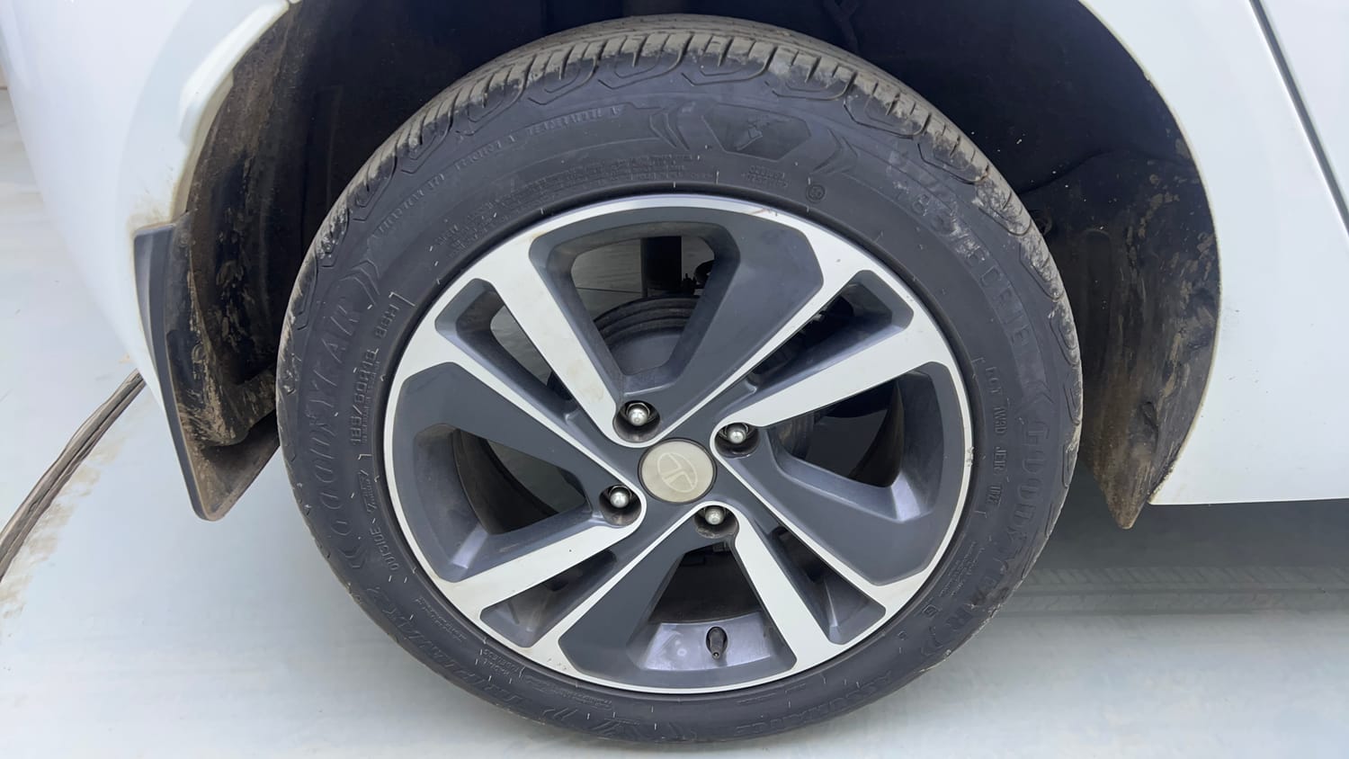 Used 2022 Tata Altroz XZ Plus Diesel Diesel Manual tyres RIGHT REAR TYRE RIM VIEW