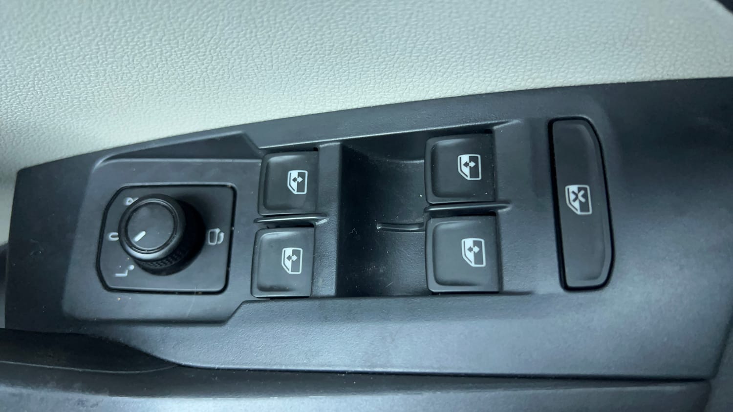 Used 2022 Volkswagen Taigun Topline 1.0 TSI AT Petrol Automatic top_features Ventilated seats