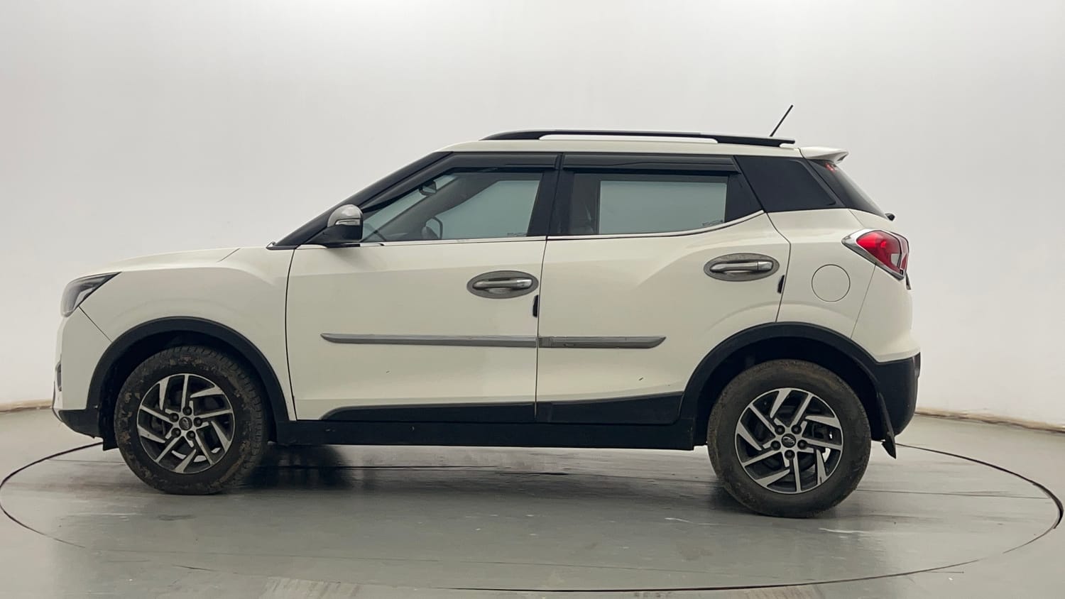Used 2022 Mahindra XUV 300 W8 (O) 1.5 Diesel Diesel Manual exterior LEFT SIDE VIEW