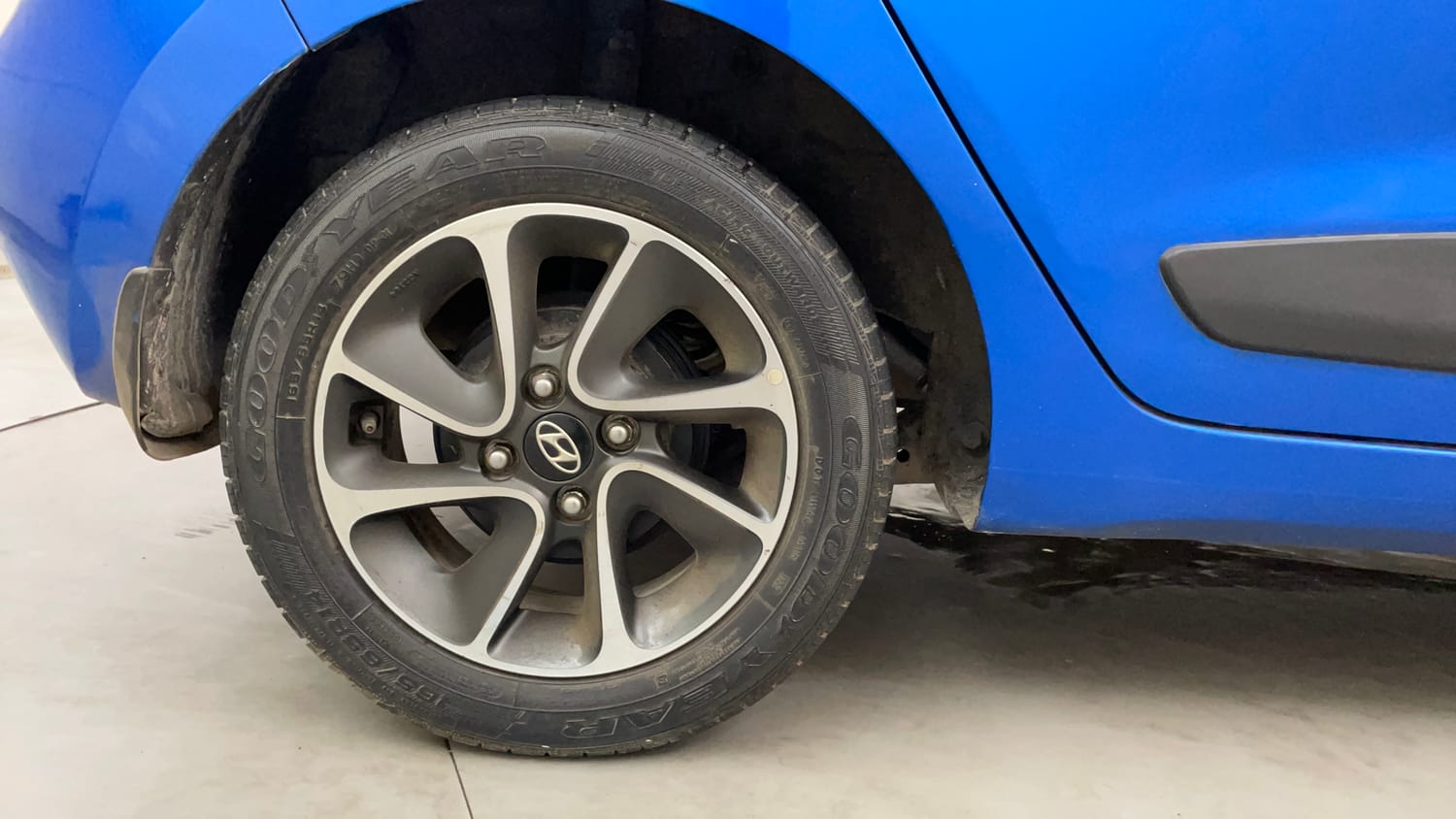 Used 2018 Hyundai Grand i10 Sportz AT 1.2 Kappa VTVT Petrol Automatic tyres RIGHT REAR TYRE RIM VIEW