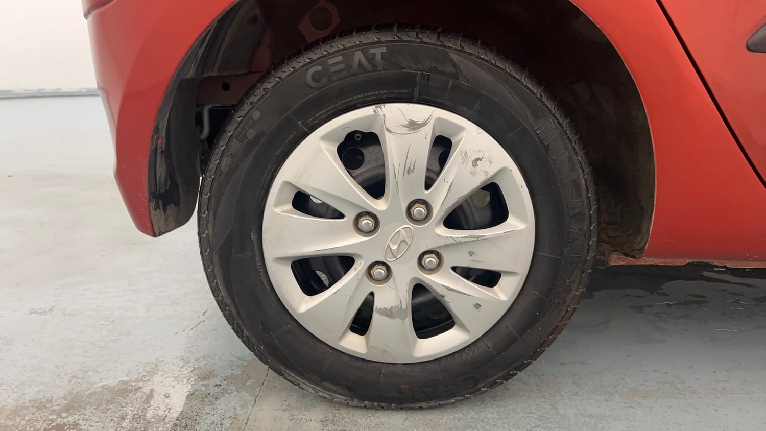 Used 2013 Hyundai i10 Magna 1.1 iRDE2 Petrol Manual tyres RIGHT REAR TYRE RIM VIEW