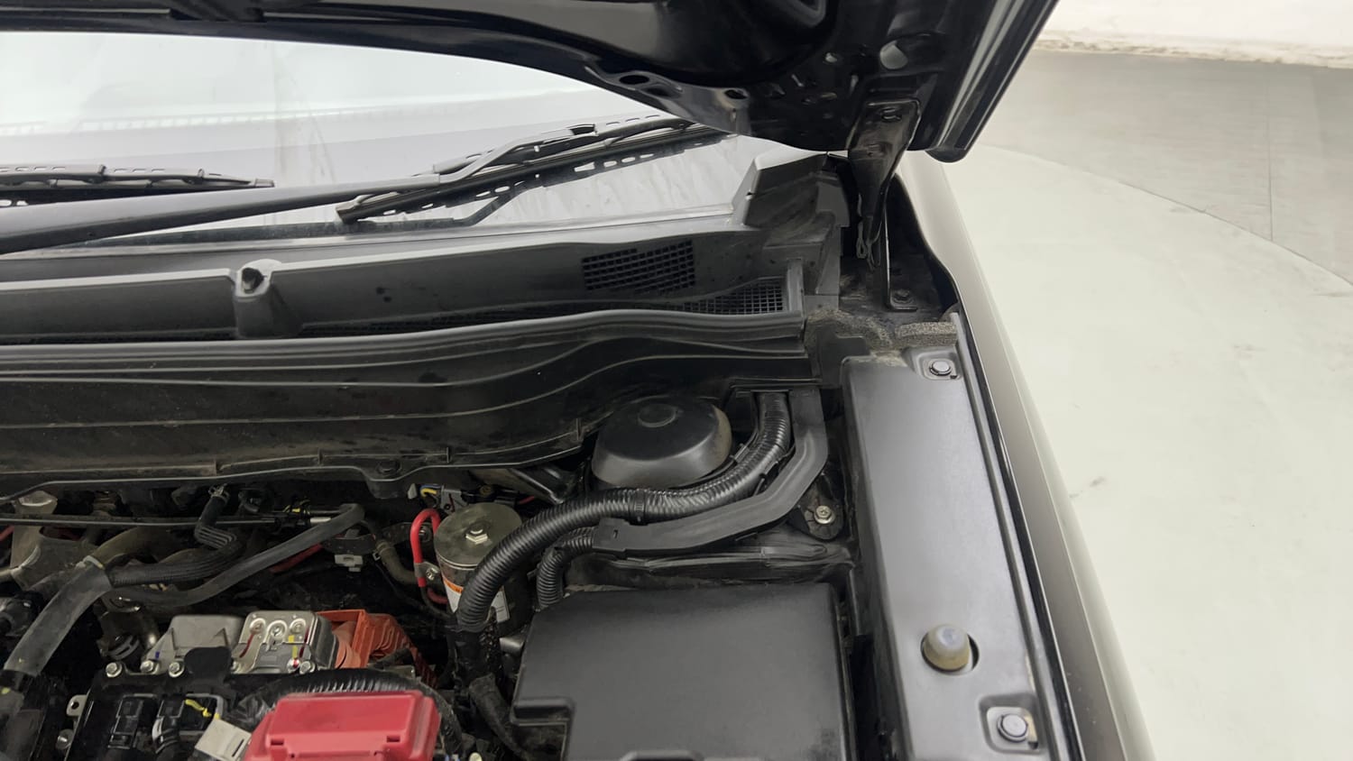 Used 2025 Toyota Urban Cruiser Hyryder V Hybrid Hybrid Automatic engine ENGINE LEFT SIDE HINGE & APRON VIEW