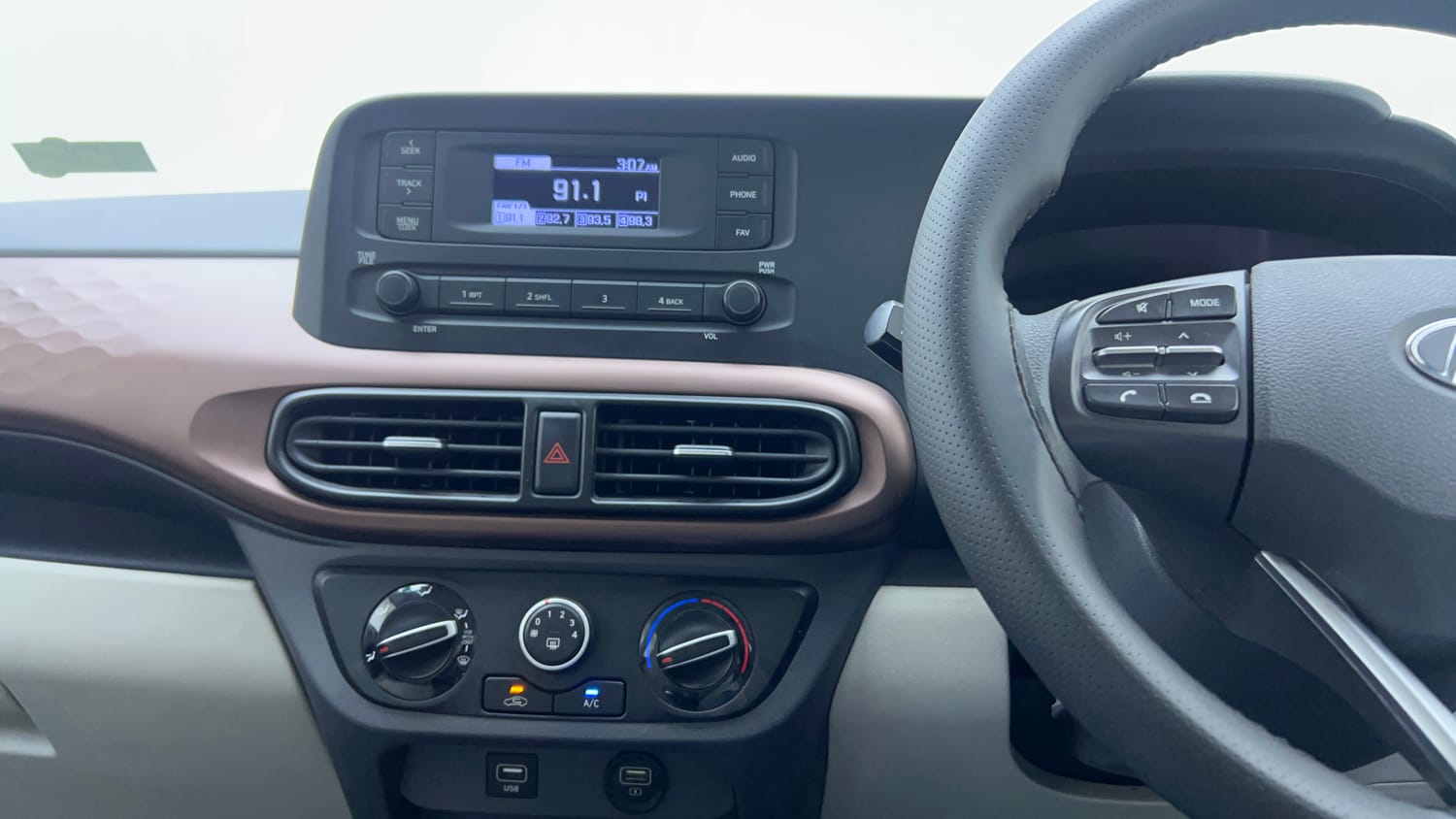 Used 2022 Hyundai Aura S 1.2 AMT Petrol Petrol Automatic interior MUSIC SYSTEM & AC CONTROL VIEW