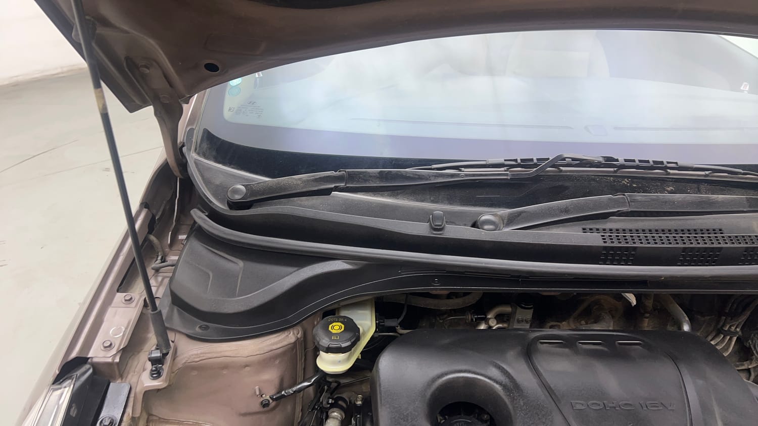 Used 2017 Hyundai Verna SX 1.6 VTVT Petrol Manual engine ENGINE RIGHT SIDE HINGE & APRON VIEW