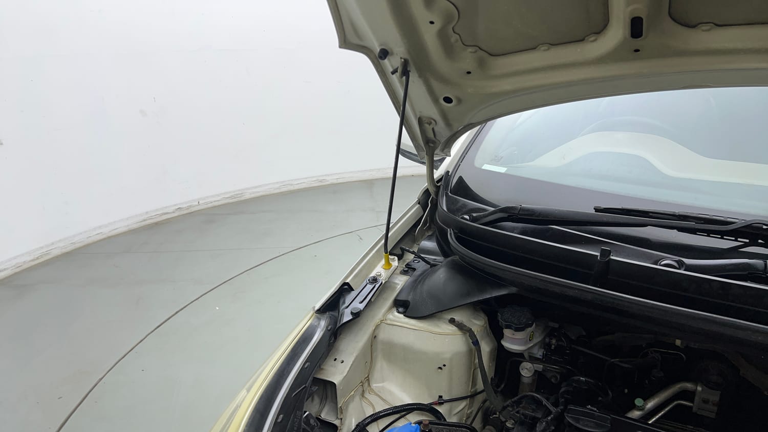 Used 2016 Hyundai Elite i20 Magna 1.2 Petrol Manual engine ENGINE RIGHT SIDE HINGE & APRON VIEW