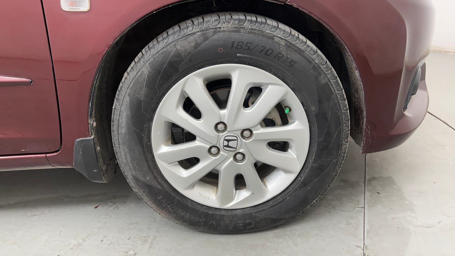 Used 2014 Honda Mobilio V (O) Petrol Petrol Manual tyres RIGHT FRONT TYRE RIM VIEW