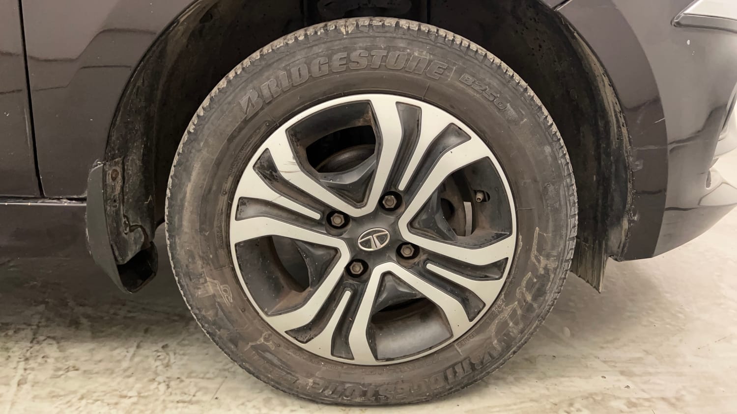 Used 2022 Tata Tiago XT CNG Cng Manual tyres RIGHT FRONT TYRE RIM VIEW