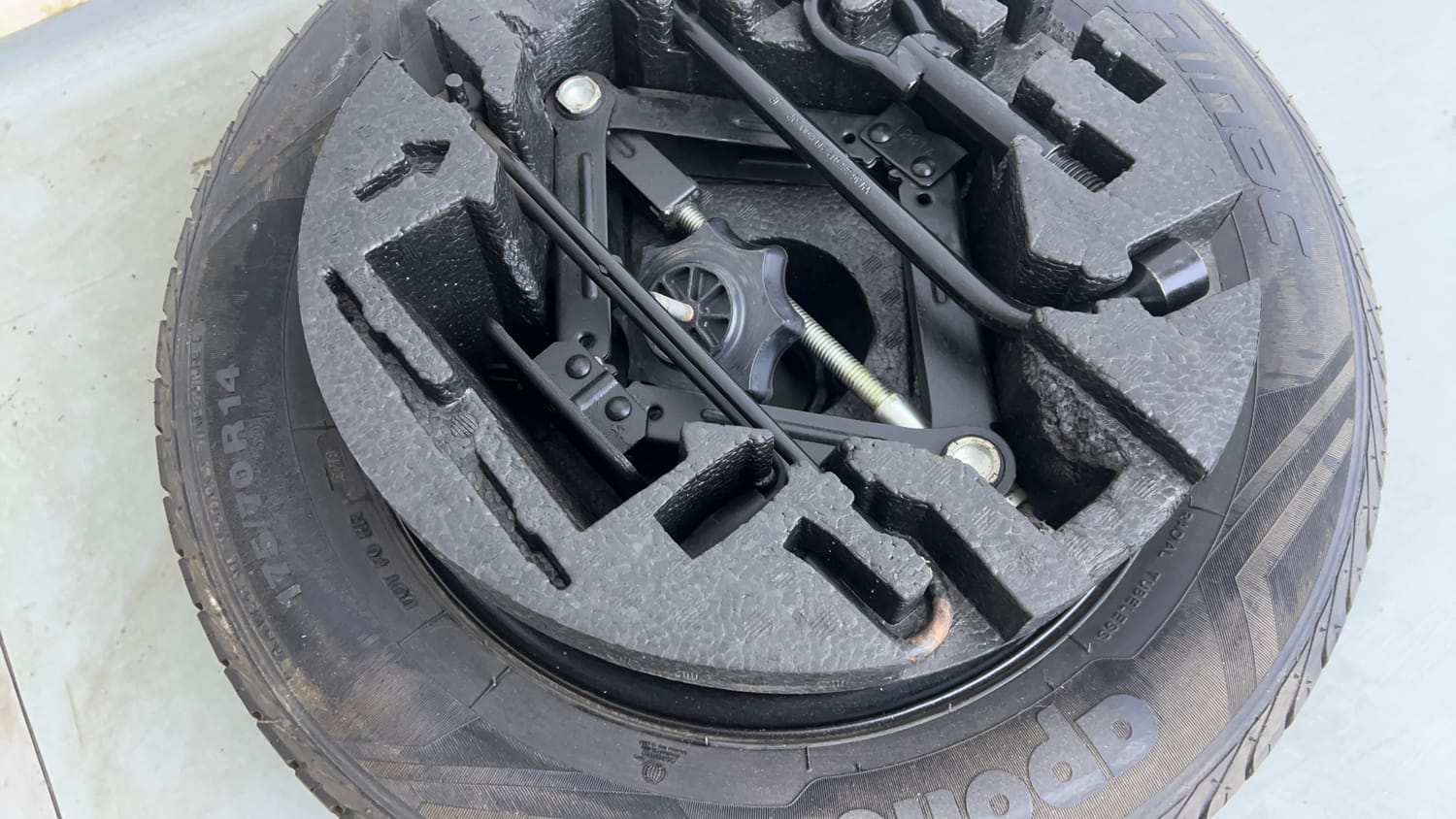 Used 2019 Volkswagen Ameo Highline Plus 1.5L (D) Diesel Manual tyres SPARE TYRE VIEW