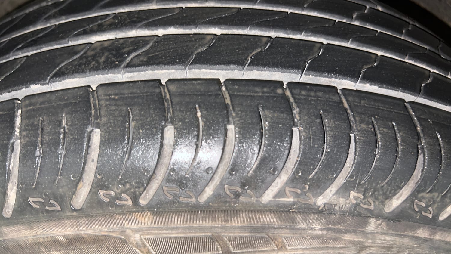 Used 2024 Nissan Magnite XV Petrol Manual tyres LEFT FRONT TYRE TREAD VIEW