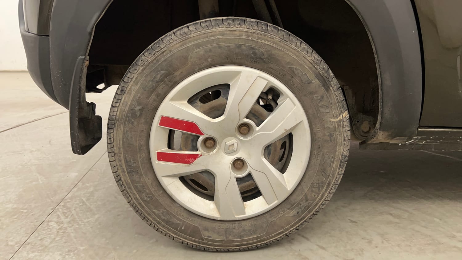 Used 2017 Renault Kwid RXL Live For More Edition Petrol Manual tyres RIGHT REAR TYRE RIM VIEW
