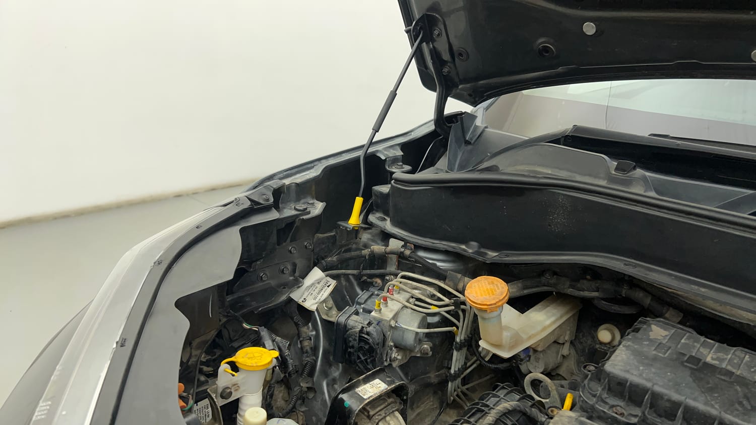 Used 2022 Tata Punch Pure Rhythm Pack MT Petrol Manual engine ENGINE RIGHT SIDE HINGE & APRON VIEW