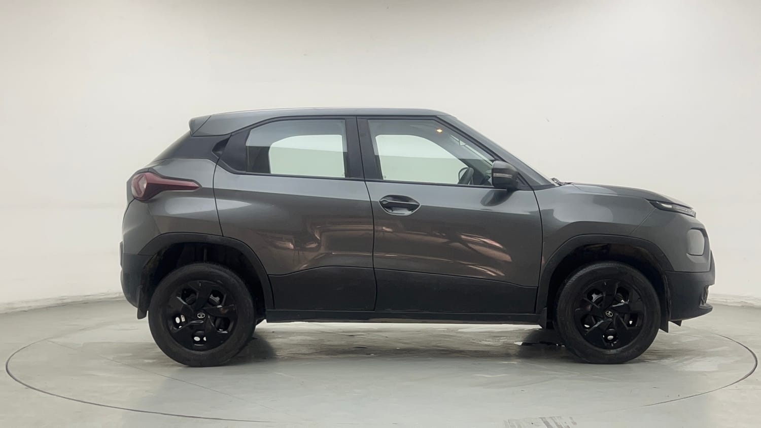 Used 2025 Tata Punch Pure MT Petrol Manual exterior RIGHT SIDE VIEW