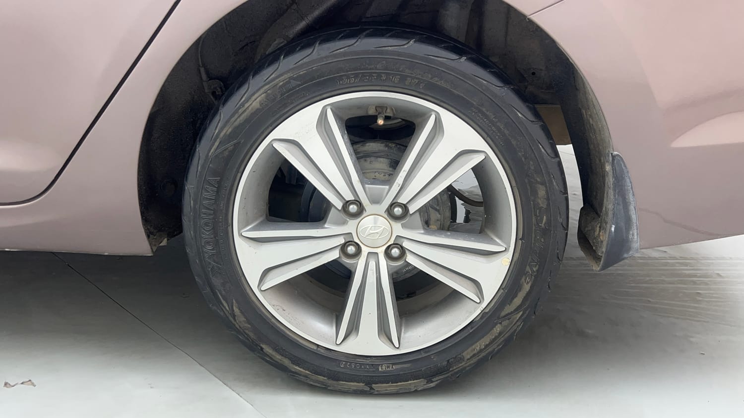 Used 2017 Hyundai Verna SX 1.6 VTVT Petrol Manual tyres LEFT REAR TYRE RIM VIEW