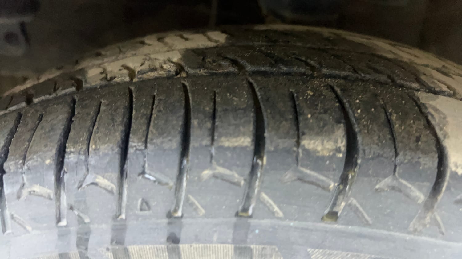 Used 2015 Hyundai i10 Sportz 1.1 iRDE2 Petrol Manual tyres LEFT FRONT TYRE TREAD VIEW