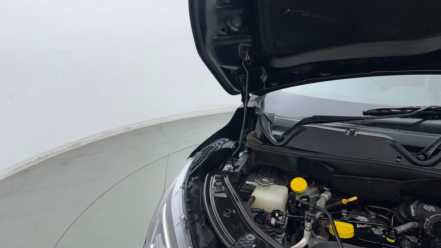 Used 2021 Nissan Magnite XV Premium Turbo Petrol Manual engine ENGINE RIGHT SIDE HINGE & APRON VIEW
