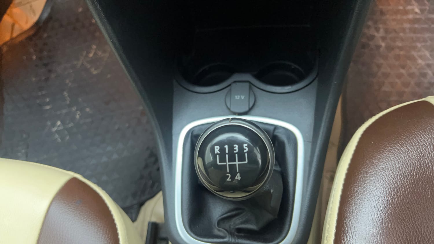 Used 2019 Volkswagen Ameo Highline Plus 1.5L (D) Diesel Manual interior GEAR  KNOB VIEW