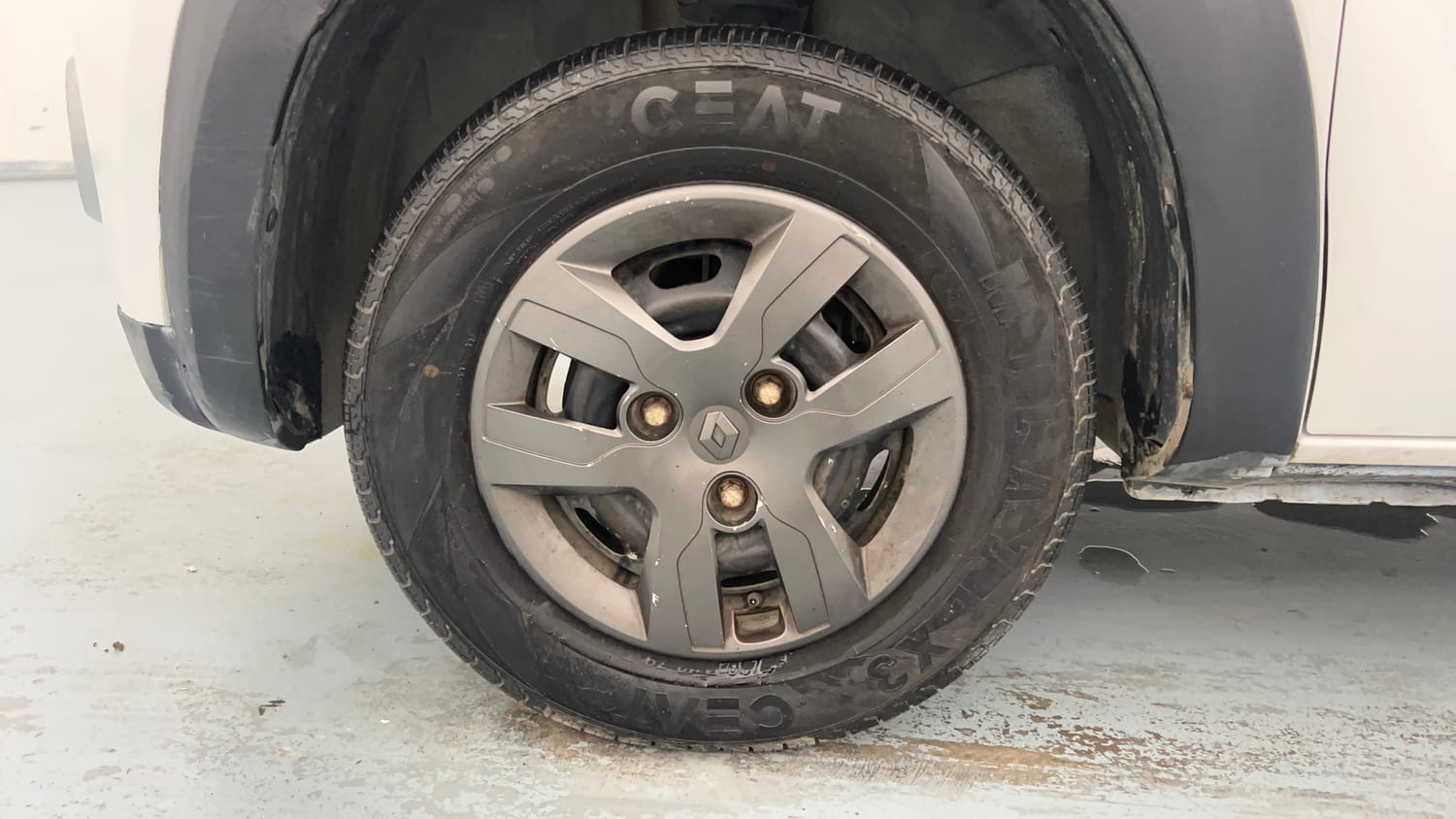 Used 2018 Renault Kwid RXT (O) 1.0 SCE Edition Petrol Manual tyres LEFT FRONT TYRE RIM VIEW
