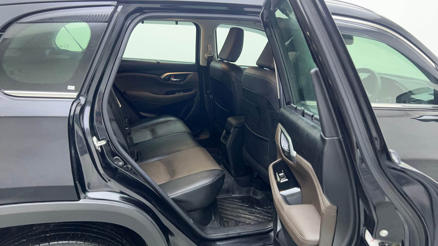 Used 2025 Toyota Urban Cruiser Hyryder V Hybrid Hybrid Automatic interior RIGHT SIDE REAR DOOR CABIN VIEW
