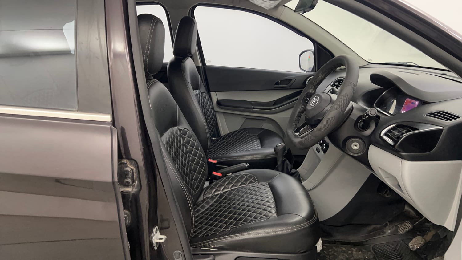 Used 2022 Tata Tiago XT CNG Cng Manual interior RIGHT SIDE FRONT DOOR CABIN VIEW