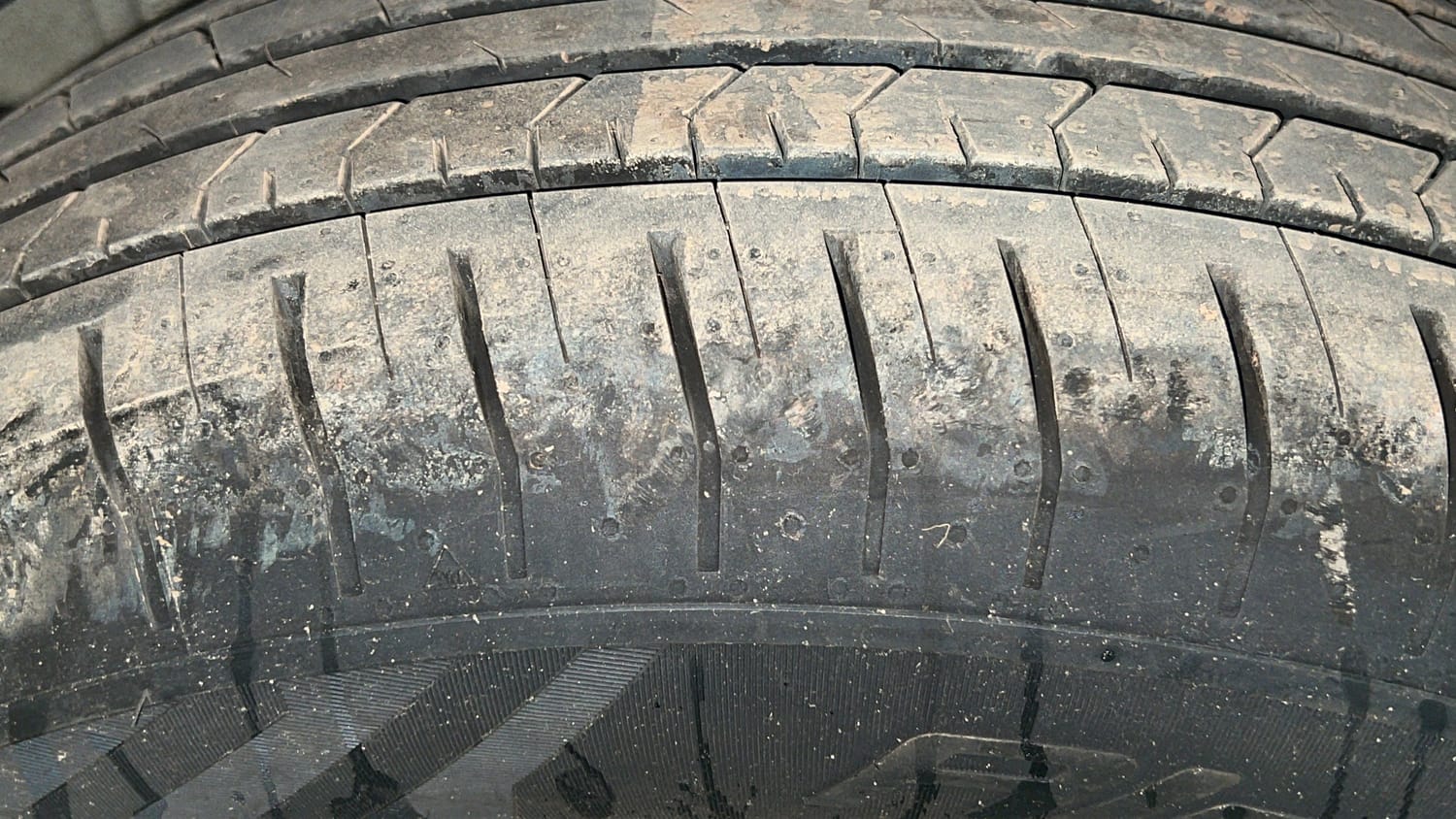 Used 2022 Mahindra XUV 300 W8 (O) 1.5 Diesel Diesel Manual tyres RIGHT REAR TYRE TREAD VIEW