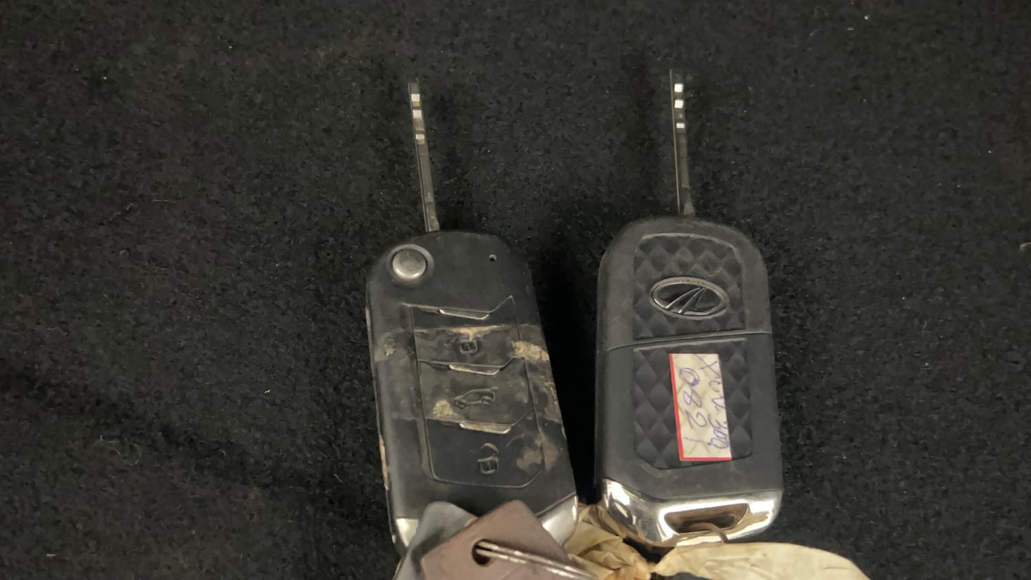 Used 2022 Mahindra XUV 300 W8 (O) 1.5 Diesel Diesel Manual extra CAR KEY VIEW