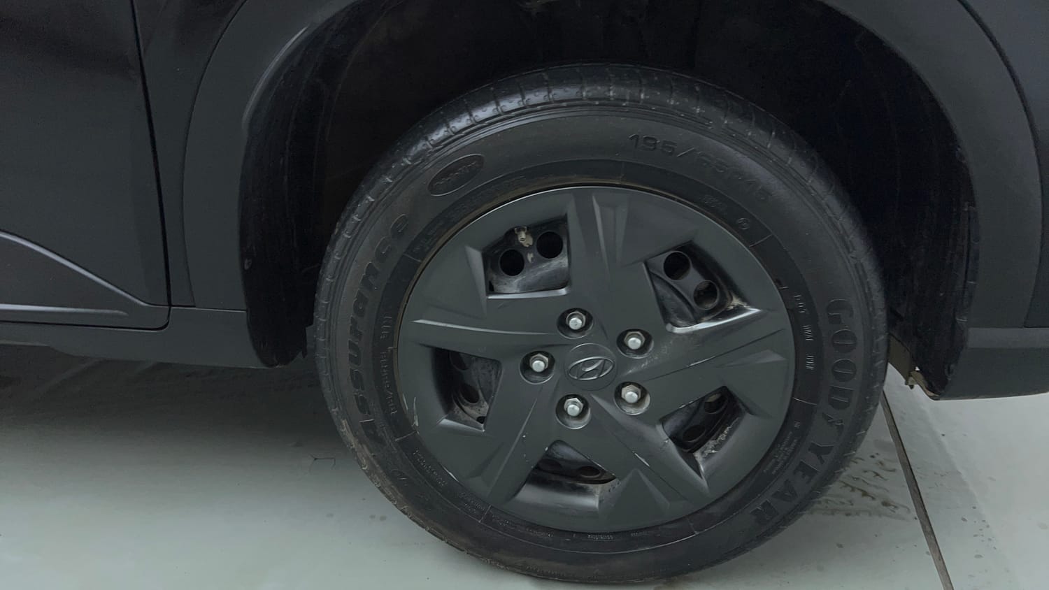 Used 2025 Hyundai Venue S Plus 1.2 Petrol MT Petrol Manual tyres RIGHT FRONT TYRE RIM VIEW