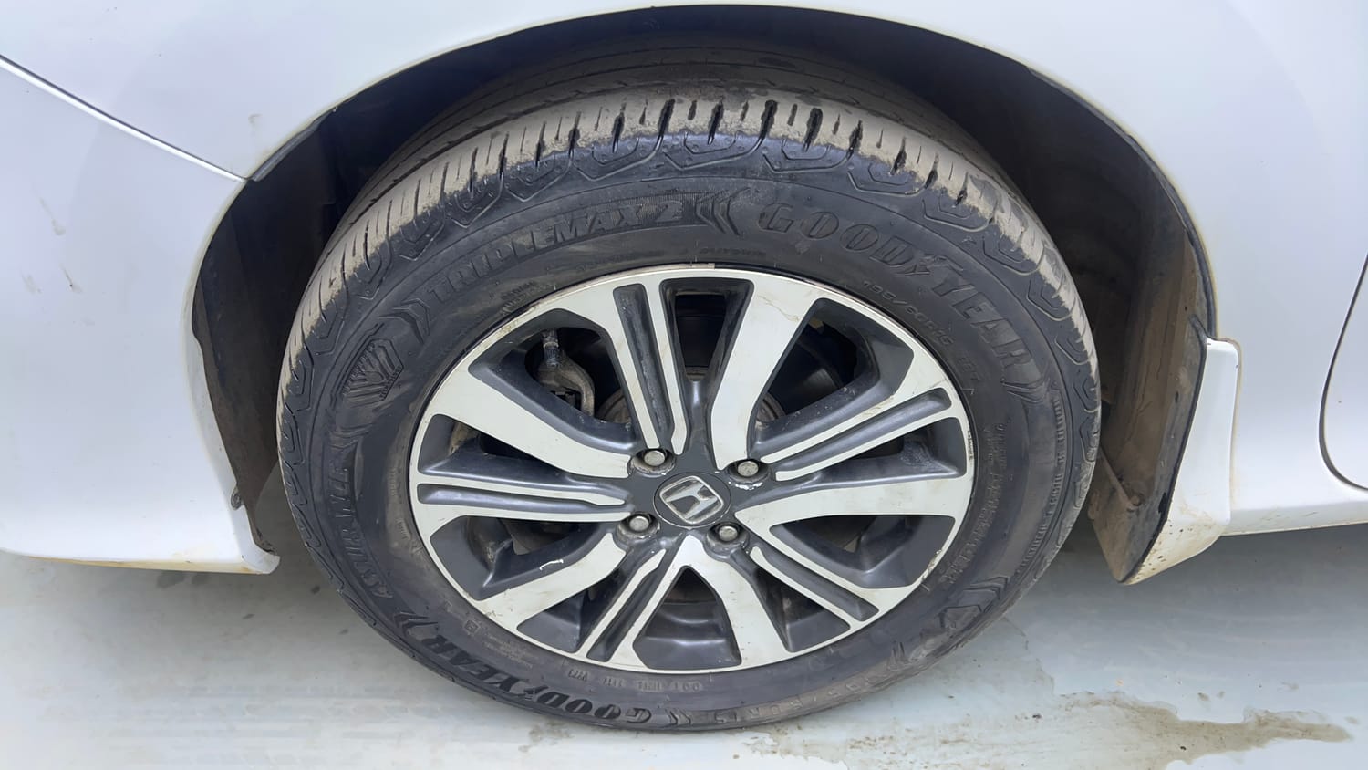 Used 2017 Honda City V Diesel Diesel Manual tyres LEFT FRONT TYRE RIM VIEW