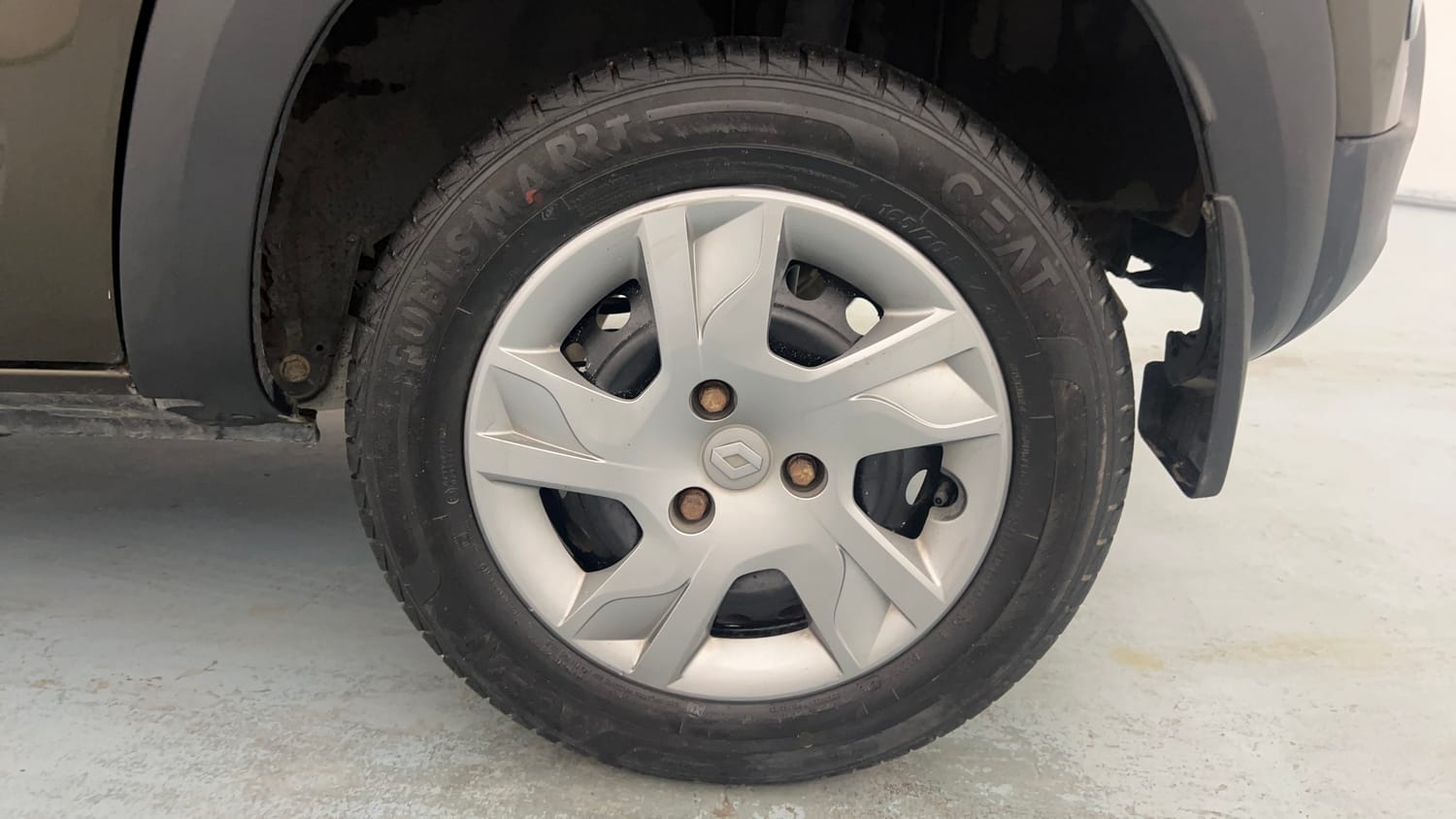 Used 2020 Renault Kwid 1.0 RXT Opt Petrol Manual tyres LEFT REAR TYRE RIM VIEW