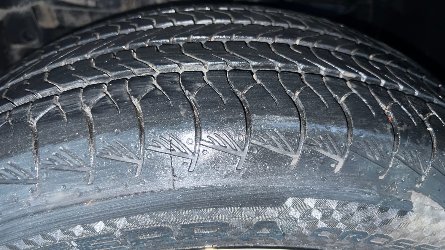 Used 2025 Toyota Urban Cruiser Hyryder V Hybrid Hybrid Automatic tyres LEFT FRONT TYRE TREAD VIEW