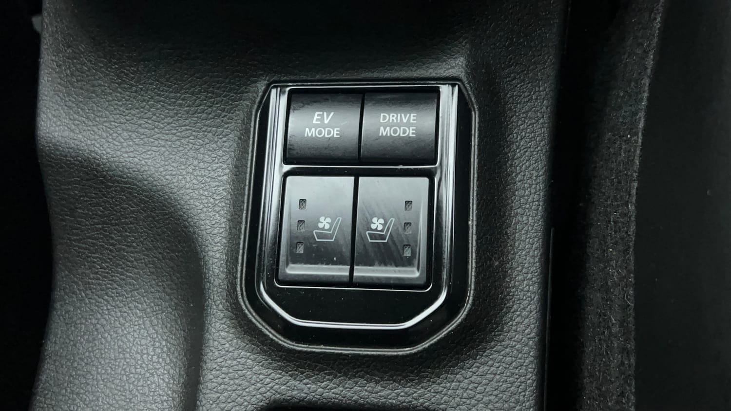 Used 2025 Toyota Urban Cruiser Hyryder V Hybrid Hybrid Automatic top_features Ventilated seats