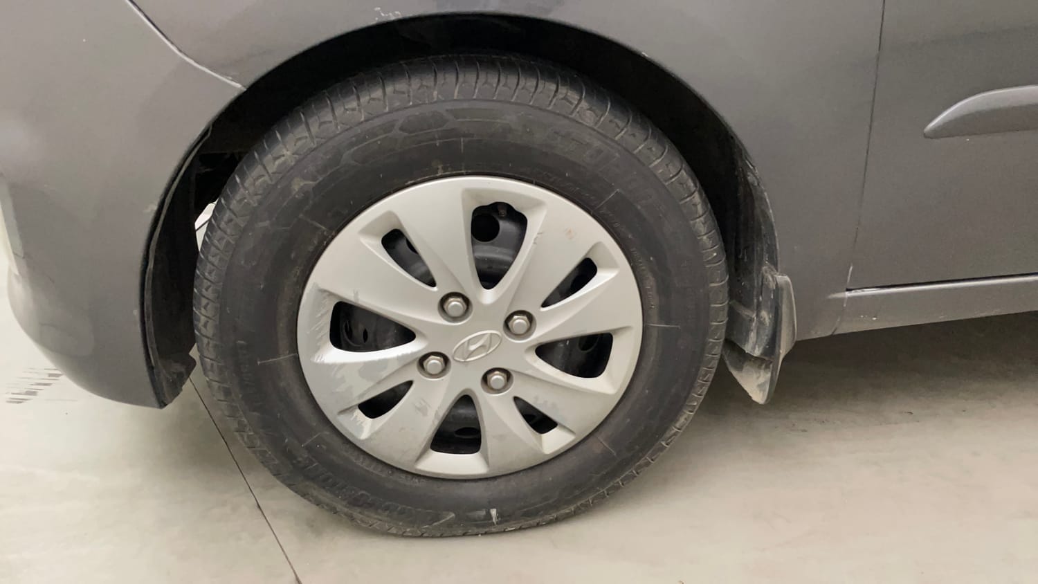 Used 2012 Hyundai i10 Sportz 1.2 Kappa2 Petrol Manual tyres LEFT FRONT TYRE RIM VIEW