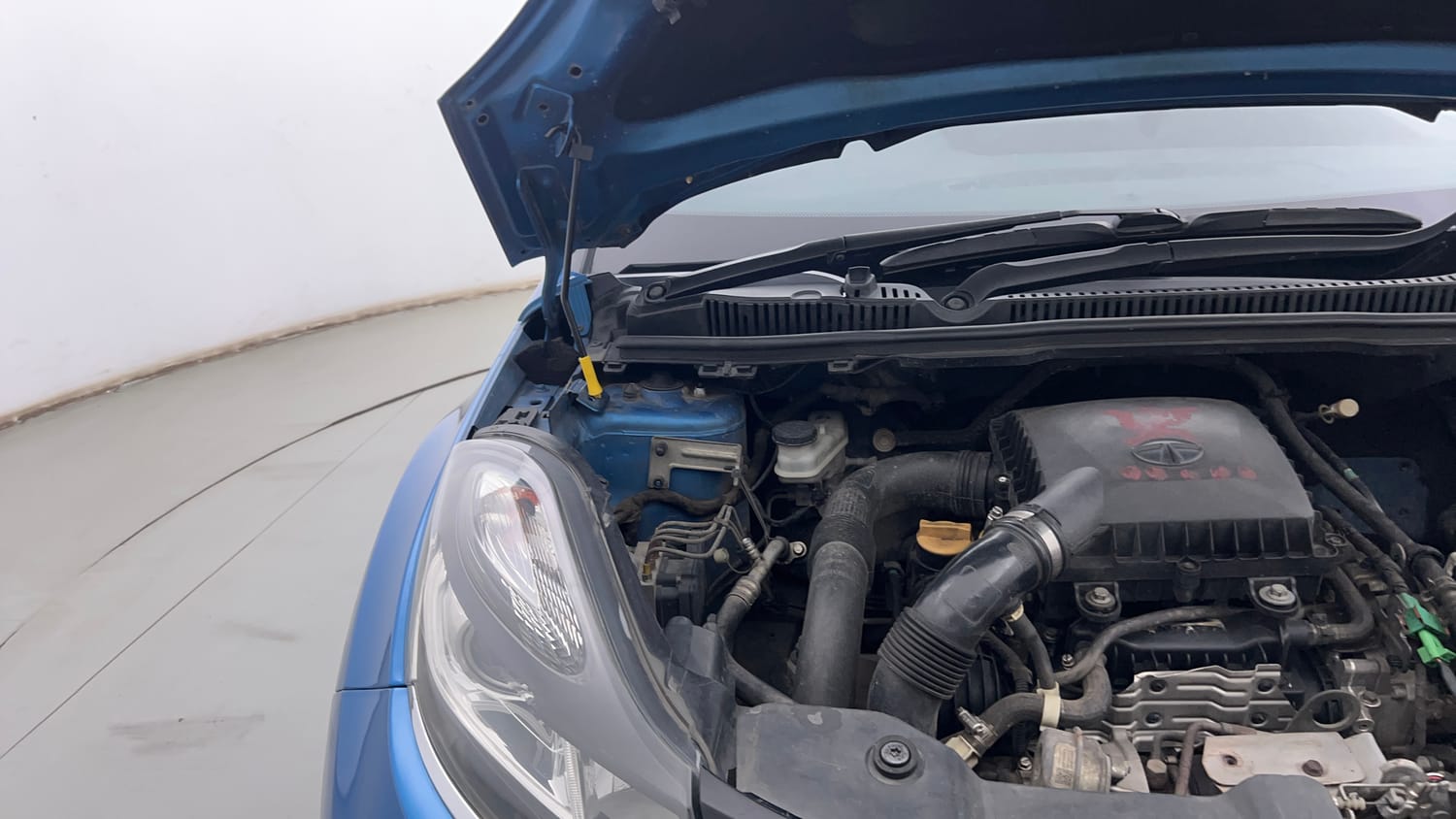 Used 2020 Tata Nexon XZA Plus (O) Petrol Automatic engine ENGINE RIGHT SIDE HINGE & APRON VIEW