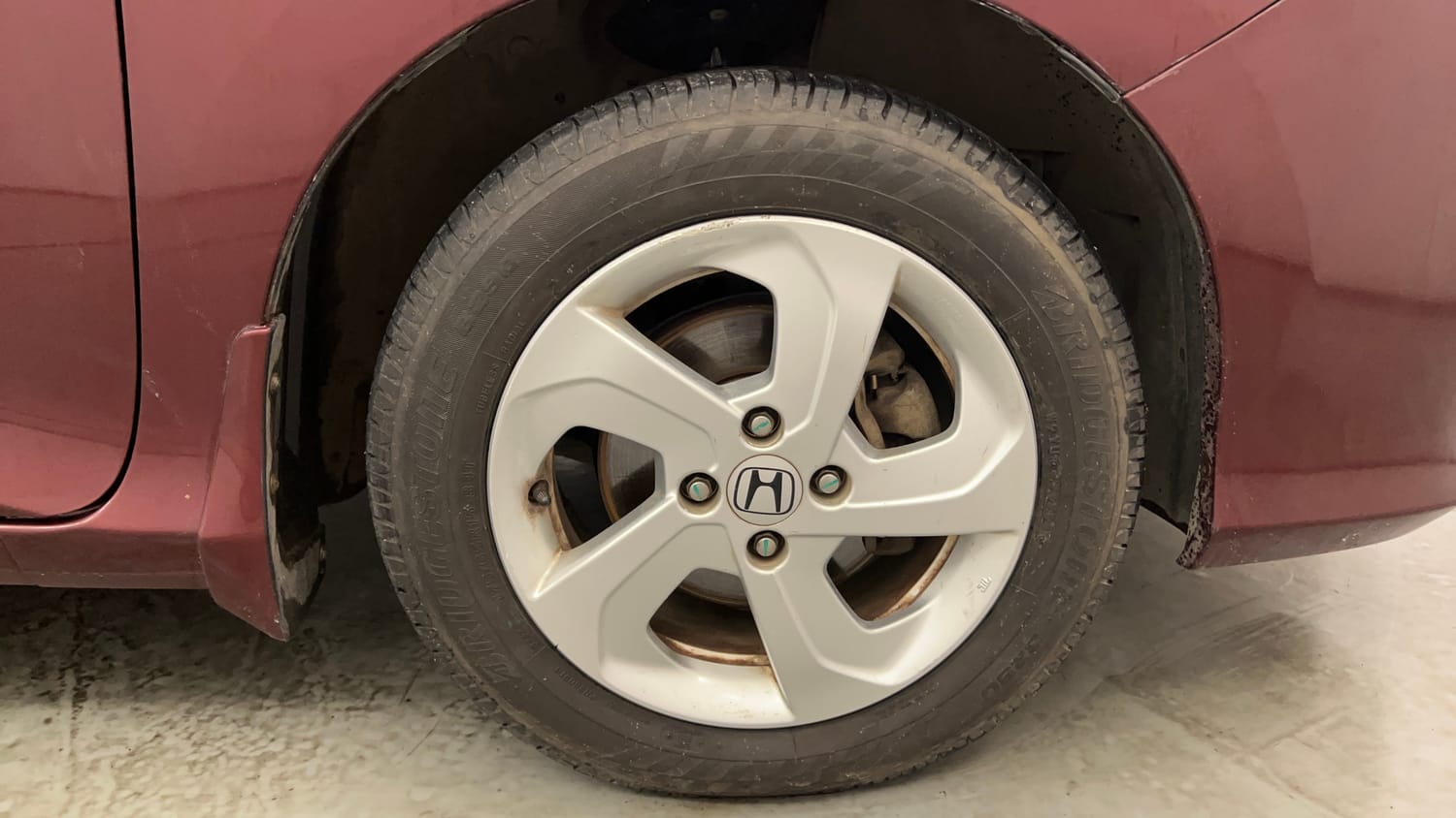 Used 2015 Honda City V Petrol Manual tyres RIGHT FRONT TYRE RIM VIEW