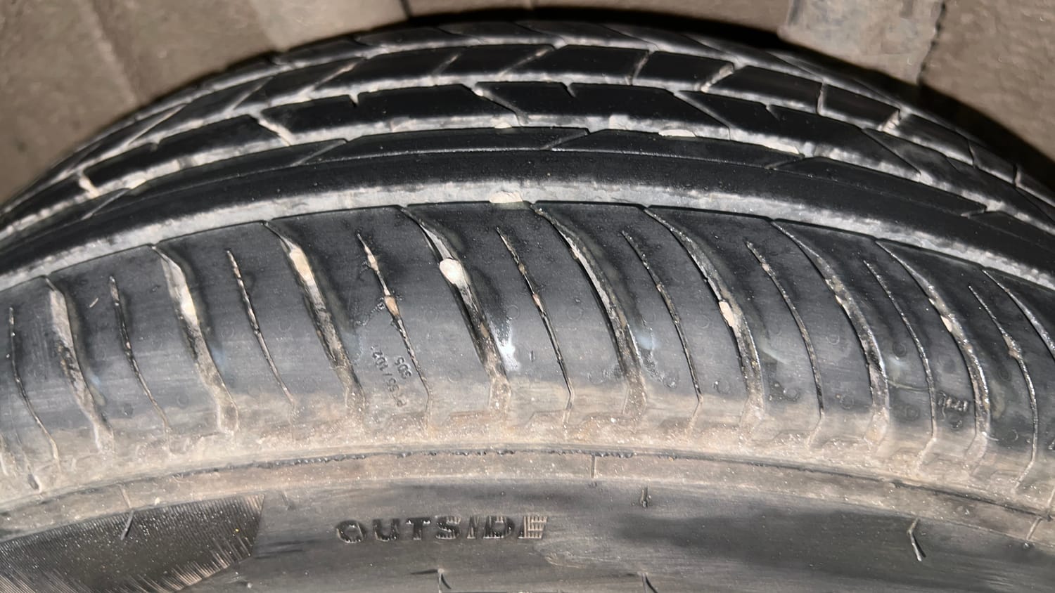 Used 2023 Renault Kiger RXT (O) AMT Petrol Automatic tyres RIGHT REAR TYRE TREAD VIEW