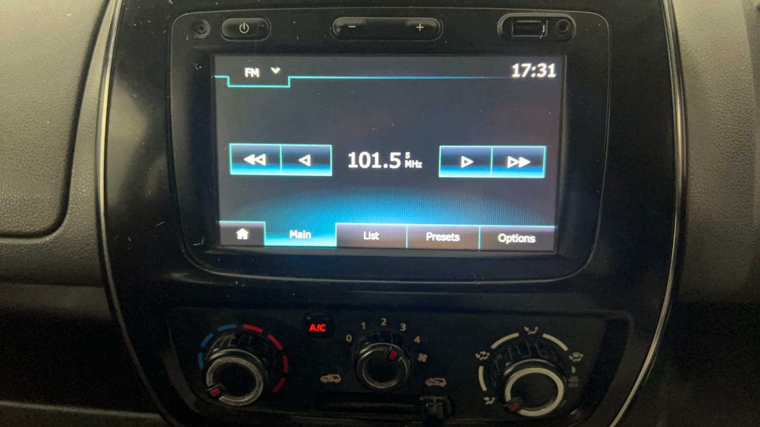 Used 2018 Renault Kwid RXT (O) 1.0 SCE Edition Petrol Manual top_features Integrated (in-dash) music system