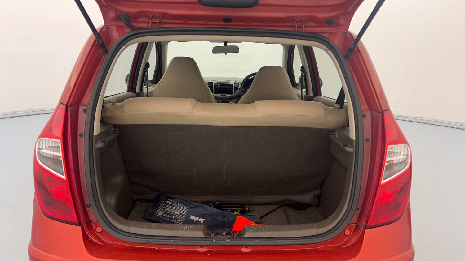 Used 2013 Hyundai i10 Magna 1.1 iRDE2 Petrol Manual interior DICKY INSIDE VIEW